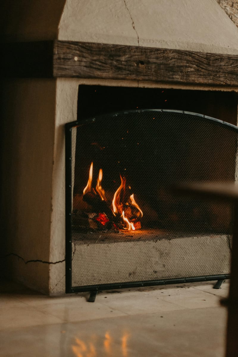 Cheminée à foyer ouvert avec un feu allumé