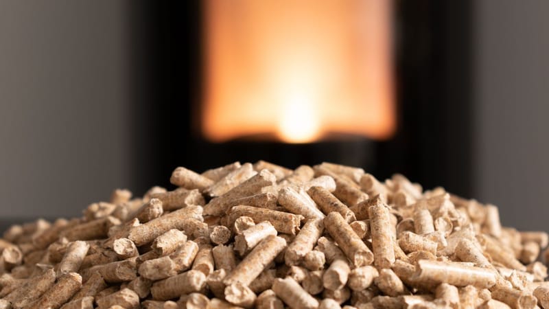 Granulés de bois devant la flamme d’un poêle