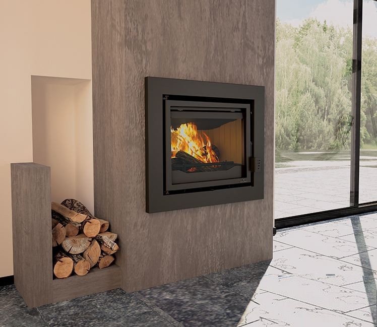 Insert à bois encastré, la flamme derrière la vitre