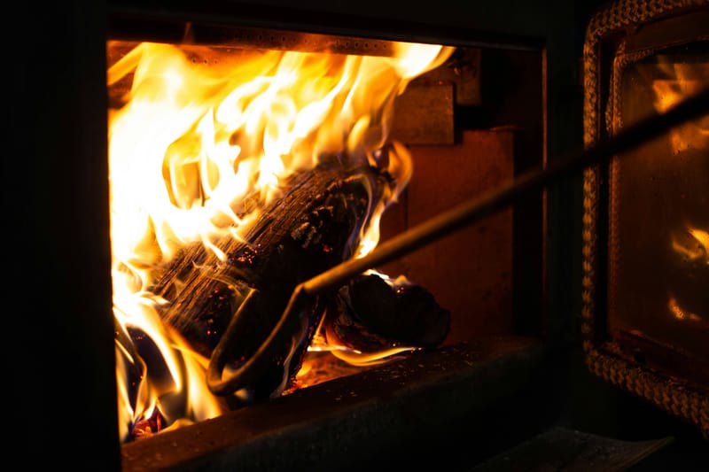 Bûches en combustion derrière la vitre d’un appareil